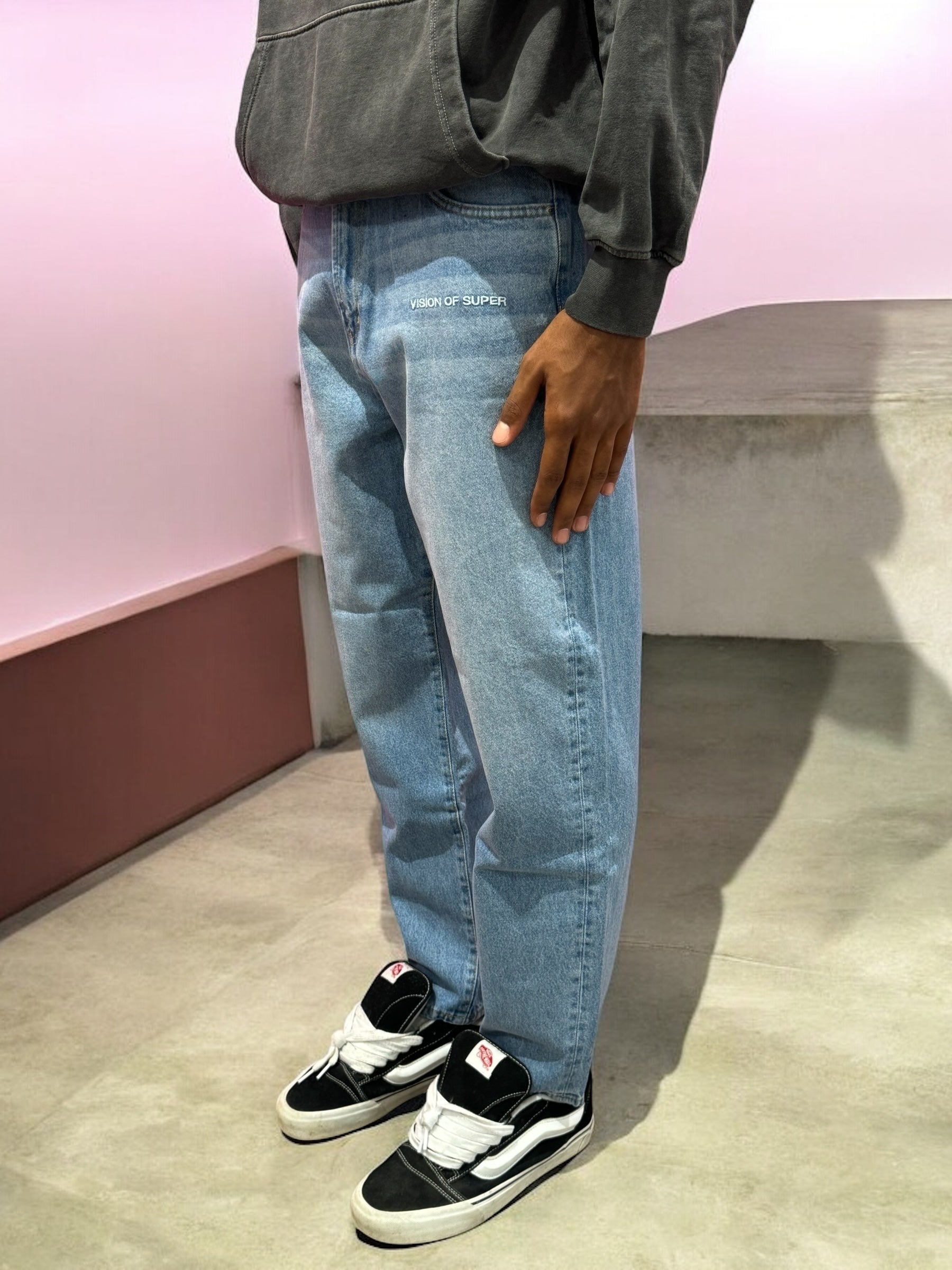 BLUE JEANS WITH WITH EMBROIDERED LOGO ON FRONT