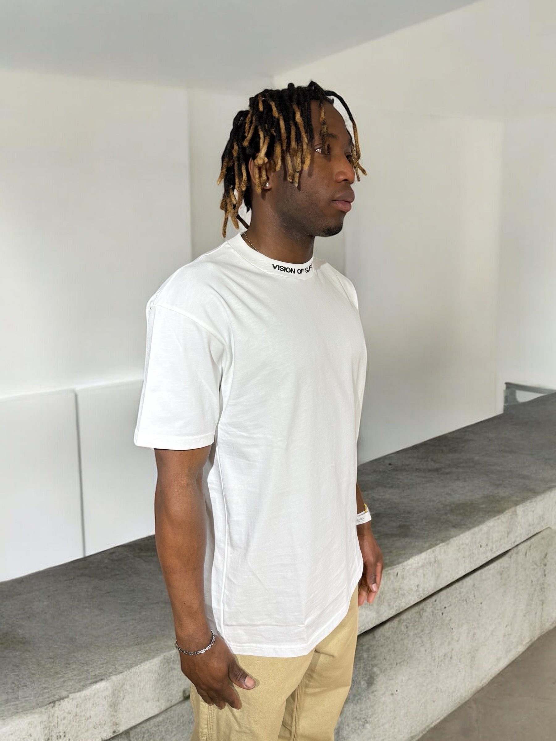 WHITE BASIC T-SHIRT WITH BLACK LOGO