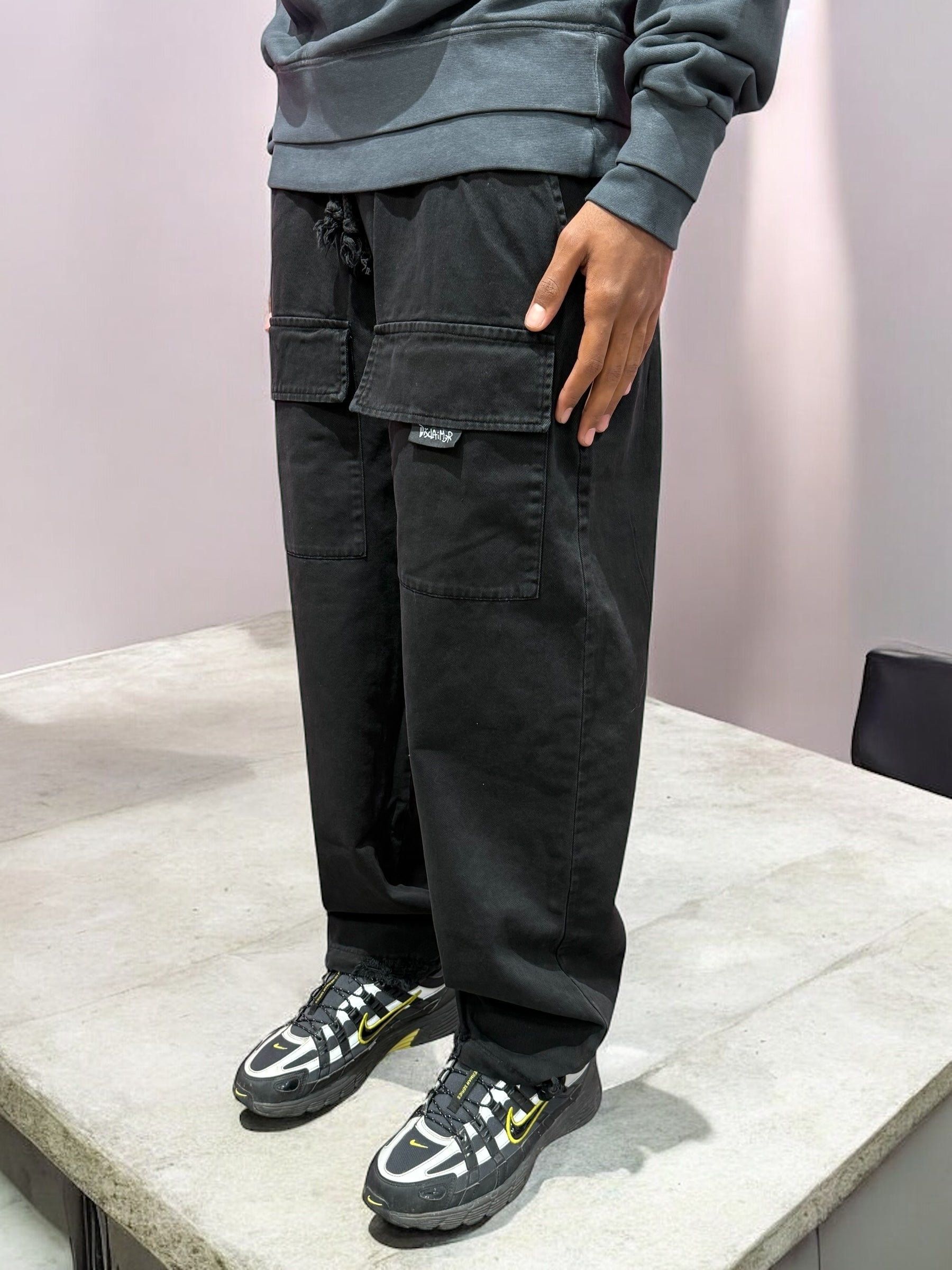 PANTA POCKETS DISCLAIMER BLACK