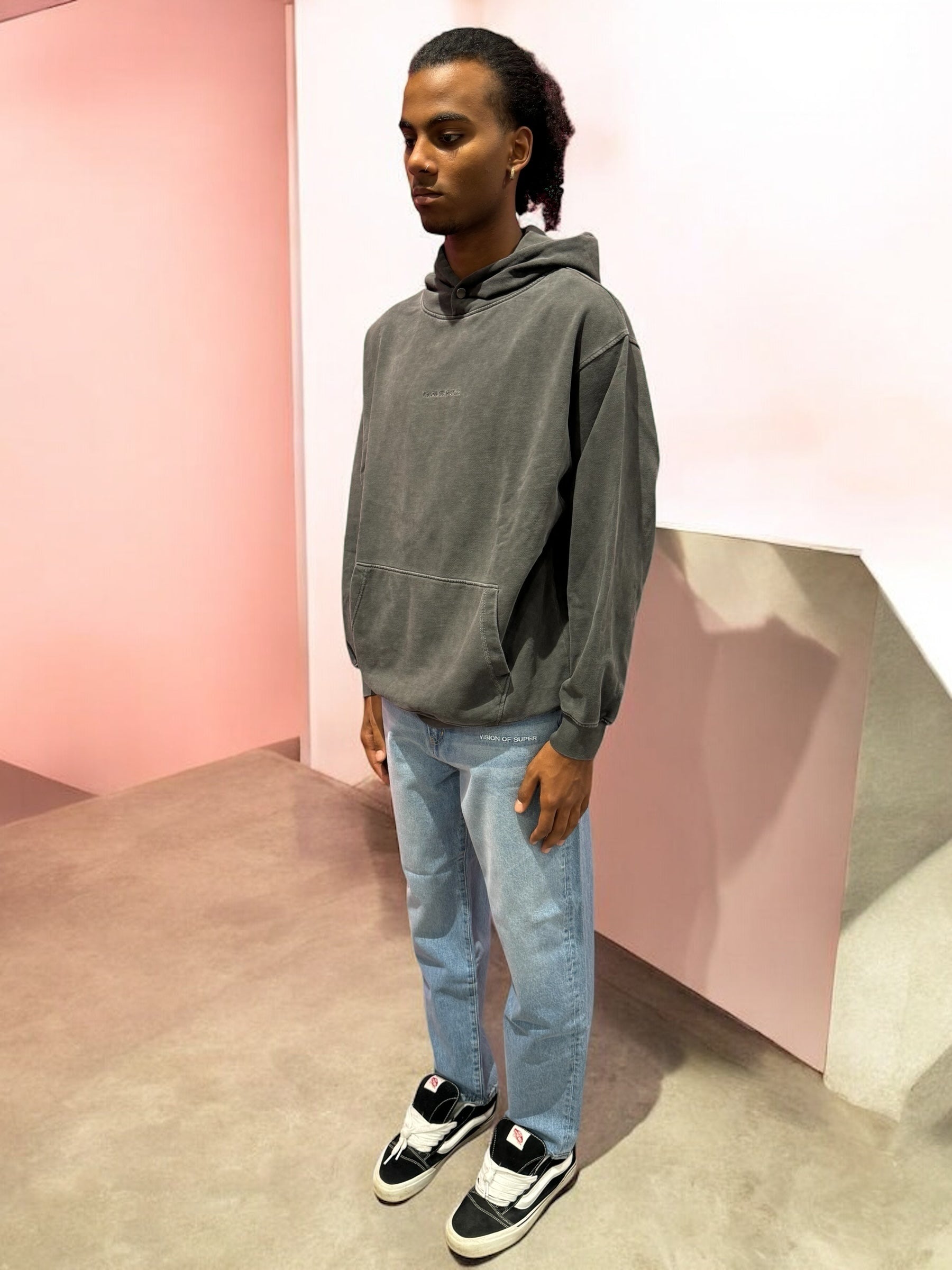 BLUE JEANS WITH WITH EMBROIDERED LOGO ON FRONT