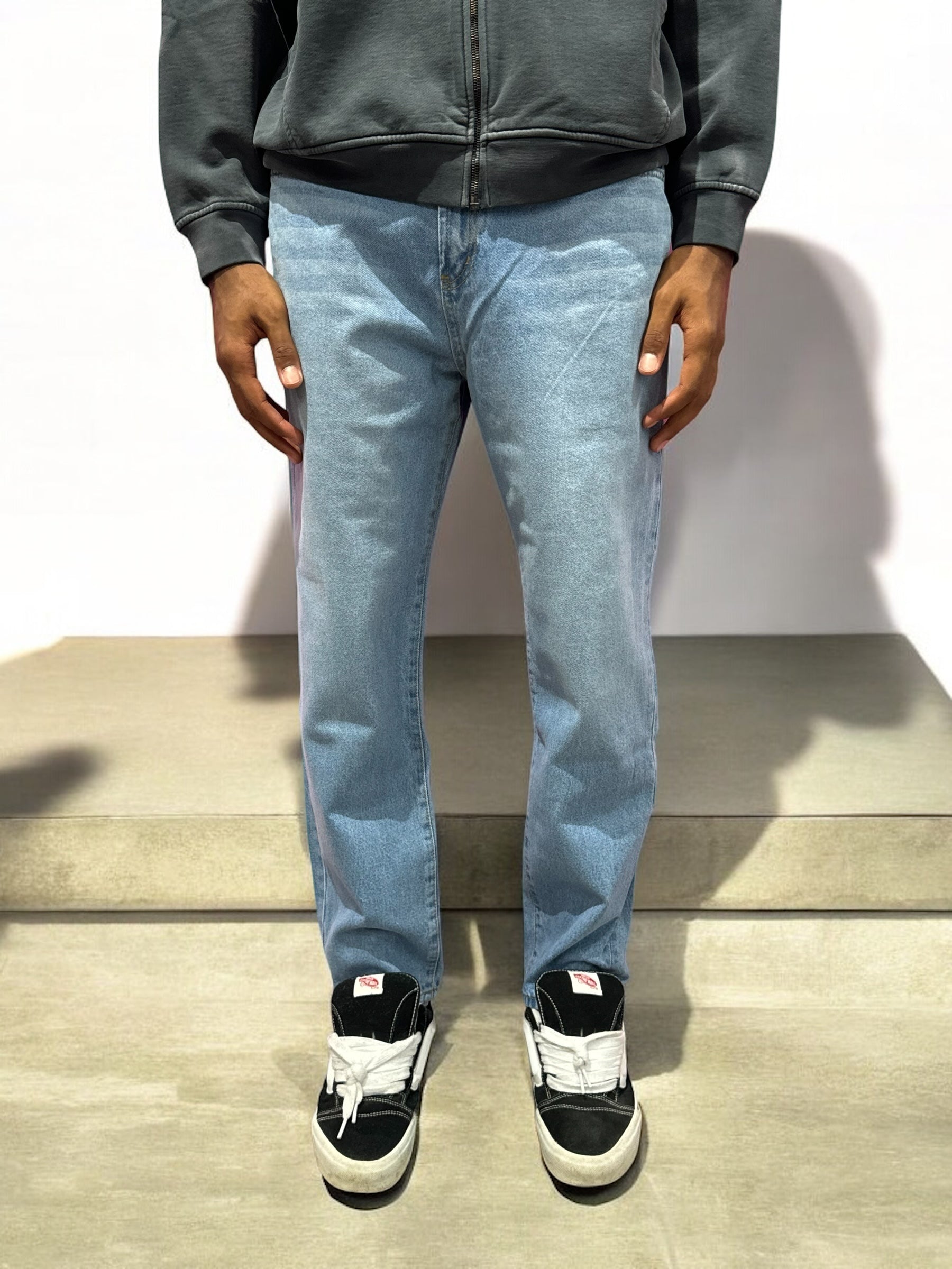 BLUE JEANS WITH WITH EMBROIDERED LOGO ON FRONT