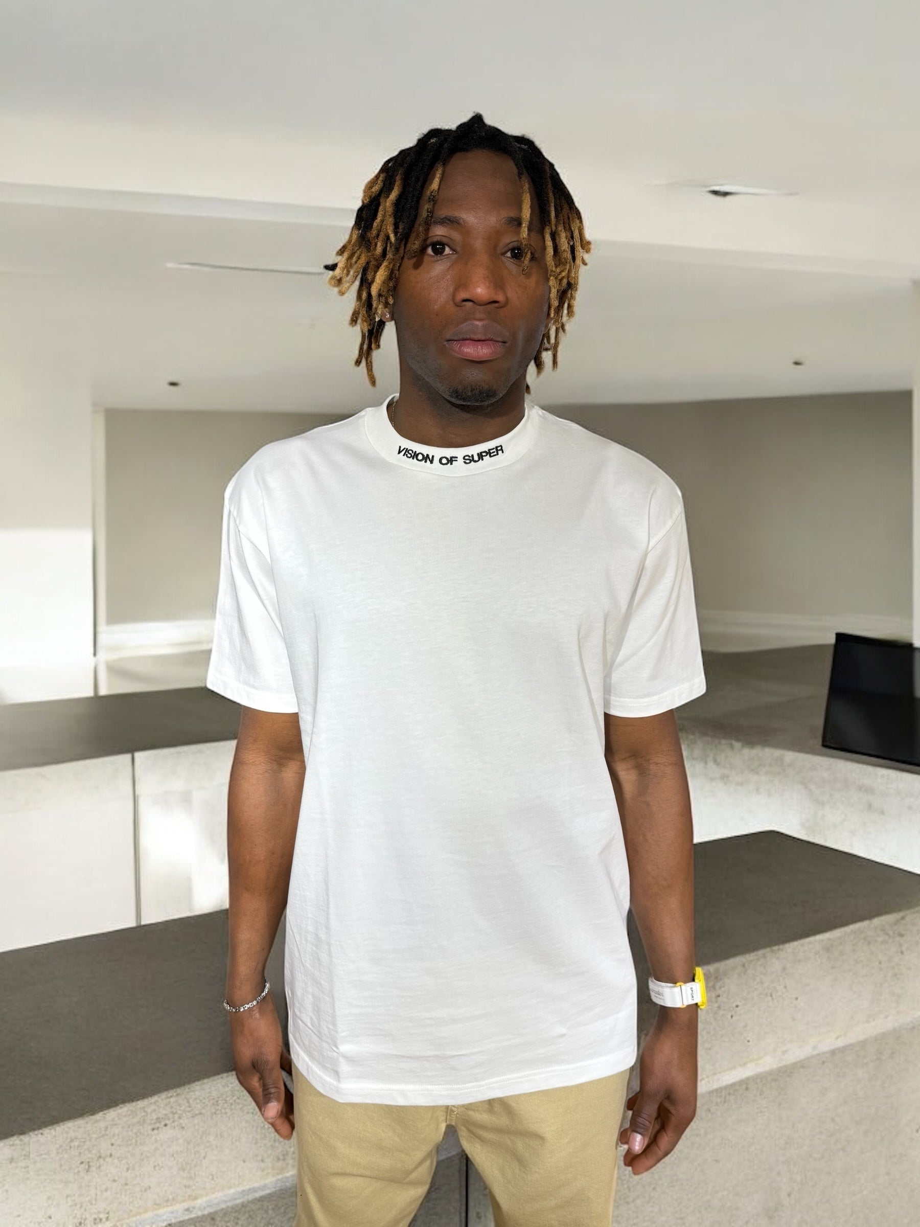 WHITE BASIC T-SHIRT WITH BLACK LOGO