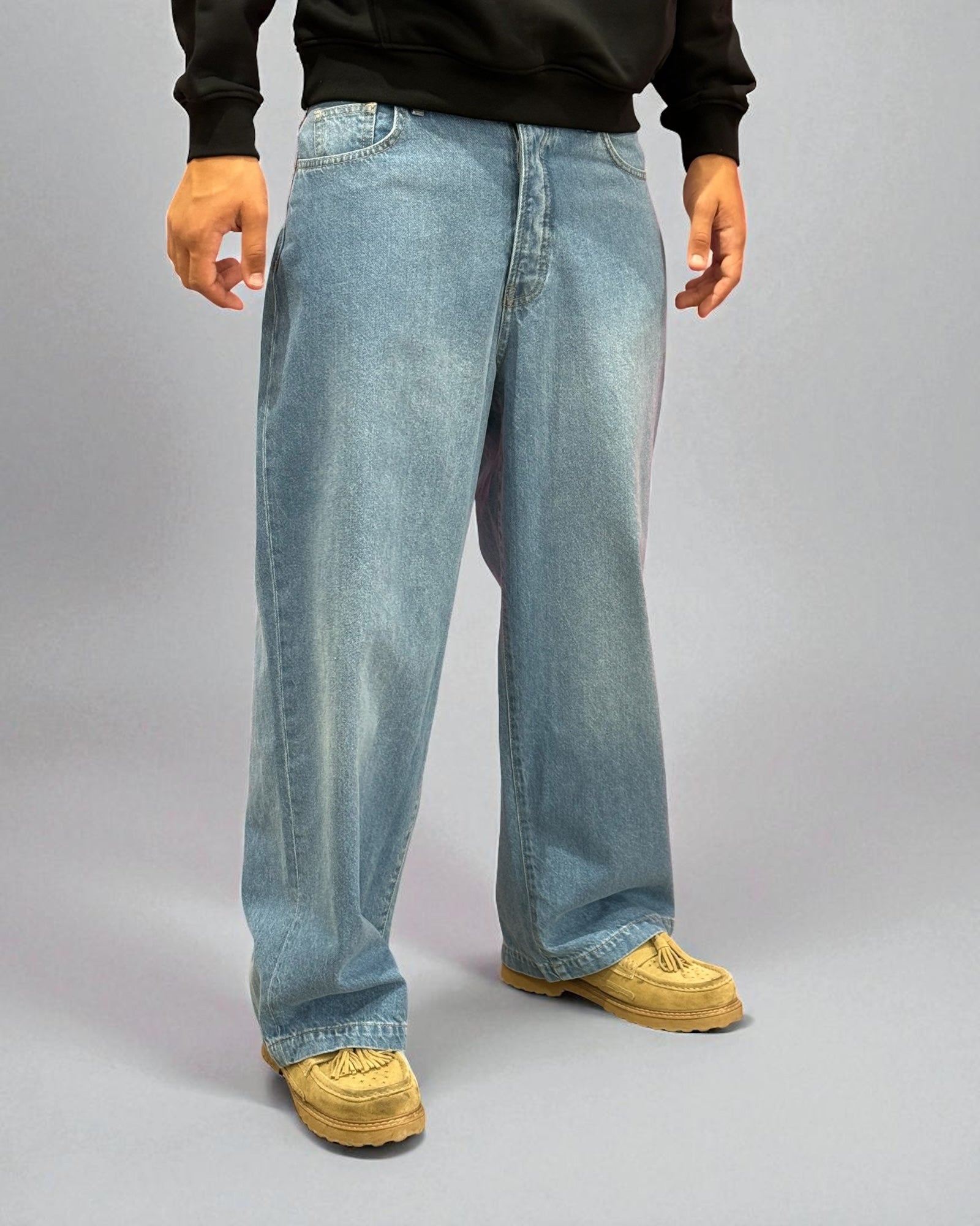 BLUE JEANS WITH WHITE EMBROIDERED RELAXED