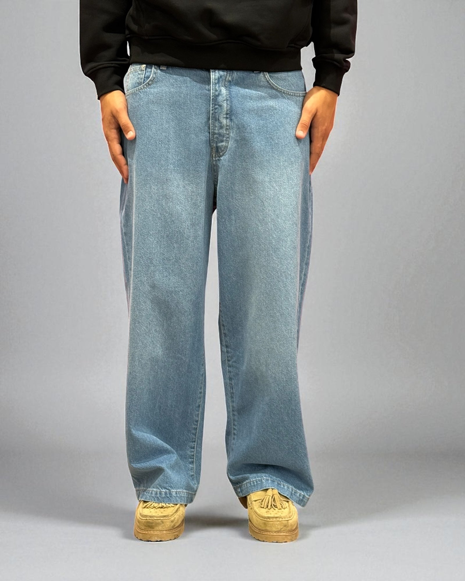 BLUE JEANS WITH WHITE EMBROIDERED RELAXED