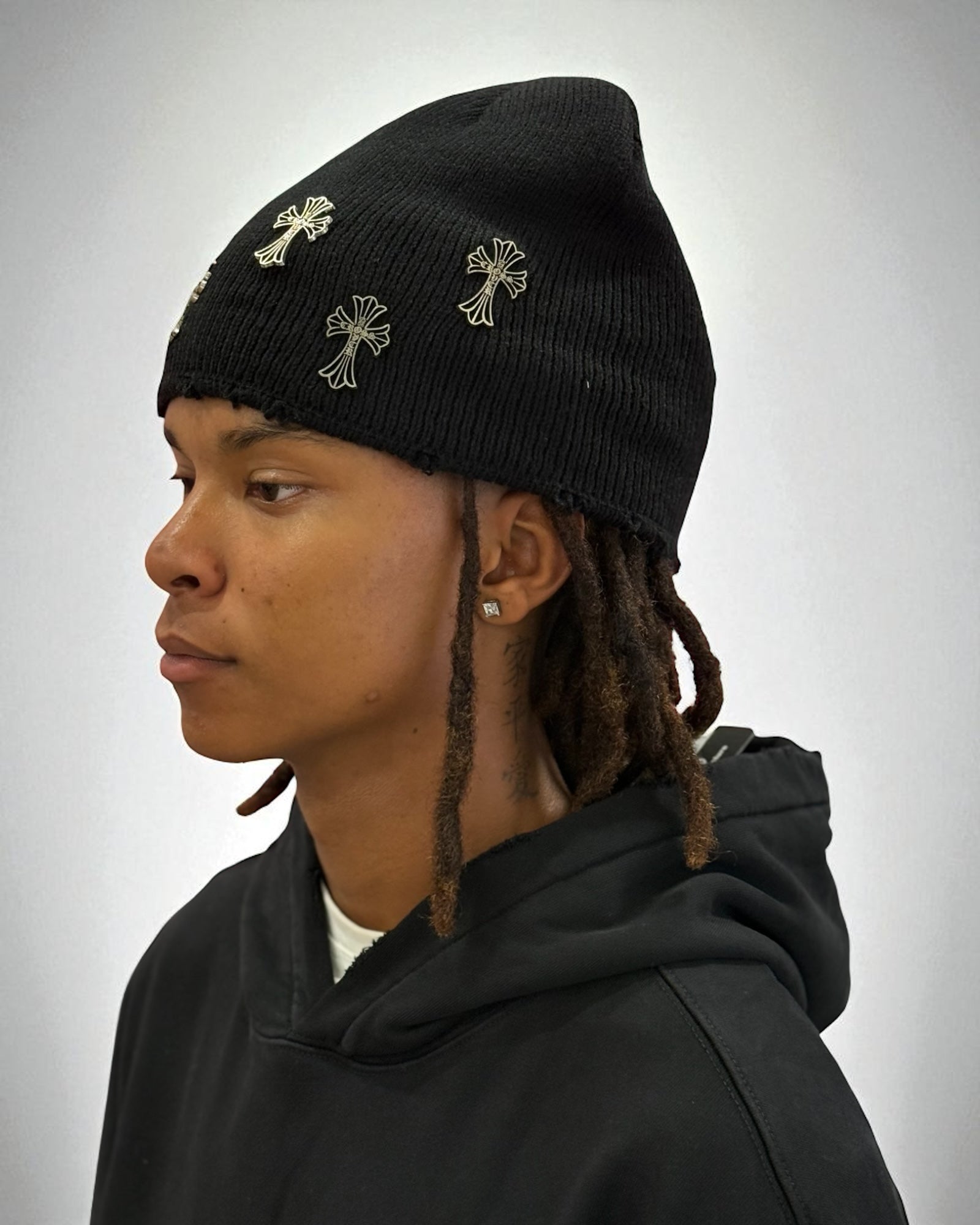 CROSS OVER BEANIE BLACK
