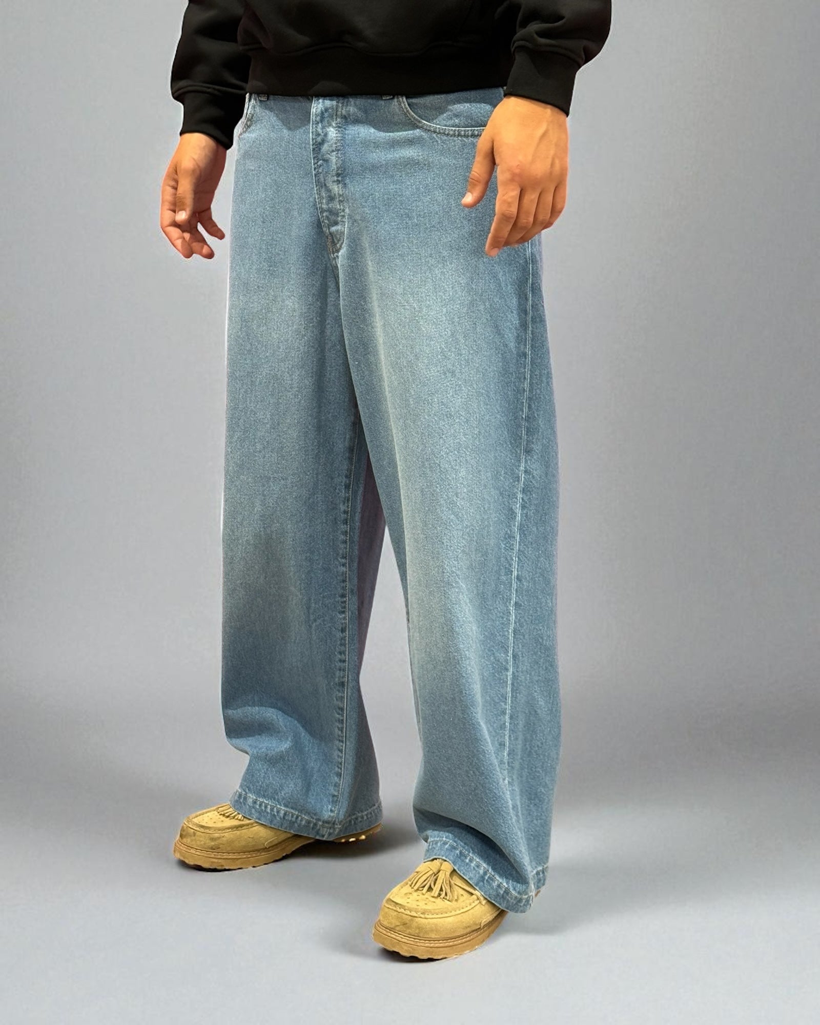 BLUE JEANS WITH WHITE EMBROIDERED RELAXED