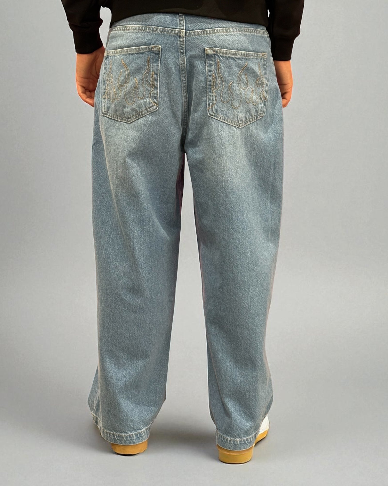 BLUE JEANS WITH WHITE EMBROIDERED RELAXED