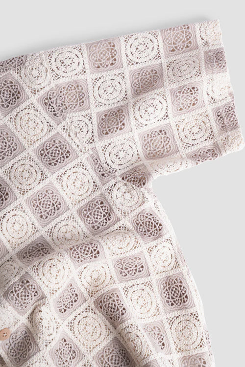 Camicia abbottonata all'uncinetto con motivo floreale