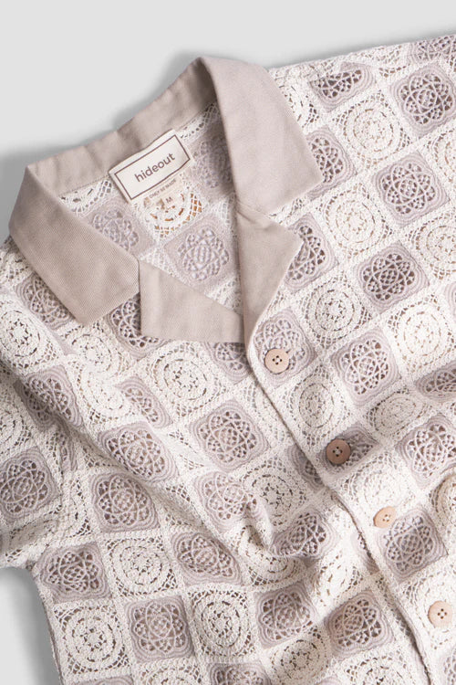 Camicia abbottonata all'uncinetto con motivo floreale