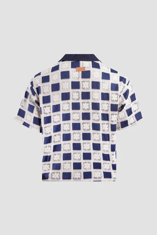 Camicia abbottonata all'uncinetto con motivo floreale