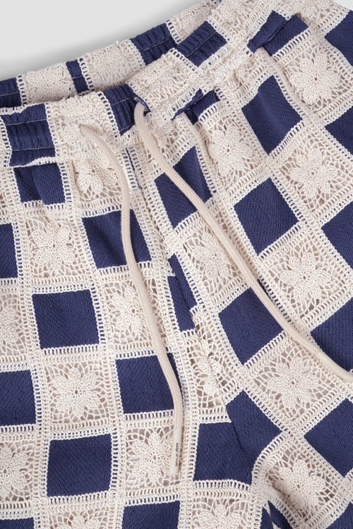 Pantaloncini all'uncinetto con motivo floreale